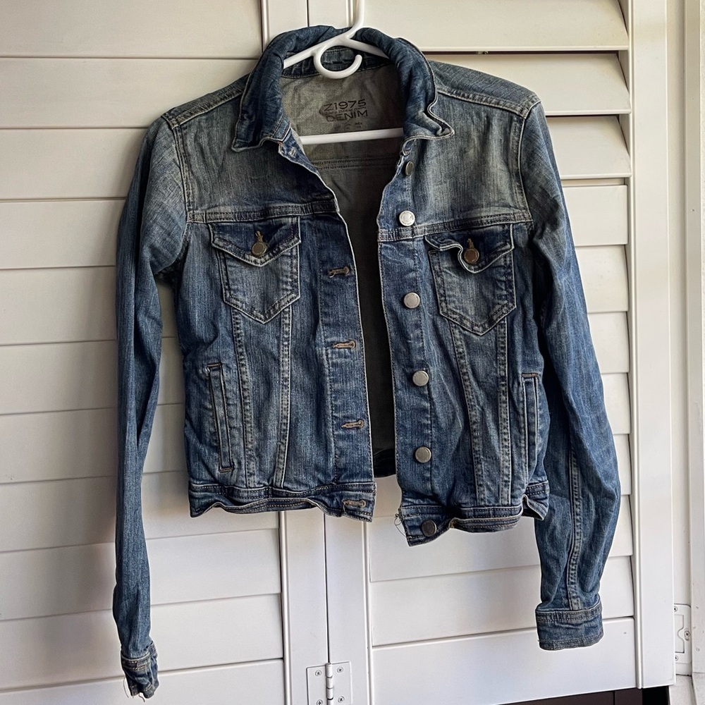 Zara Basic Cropped Denim Jacket - Size Medium - image 2